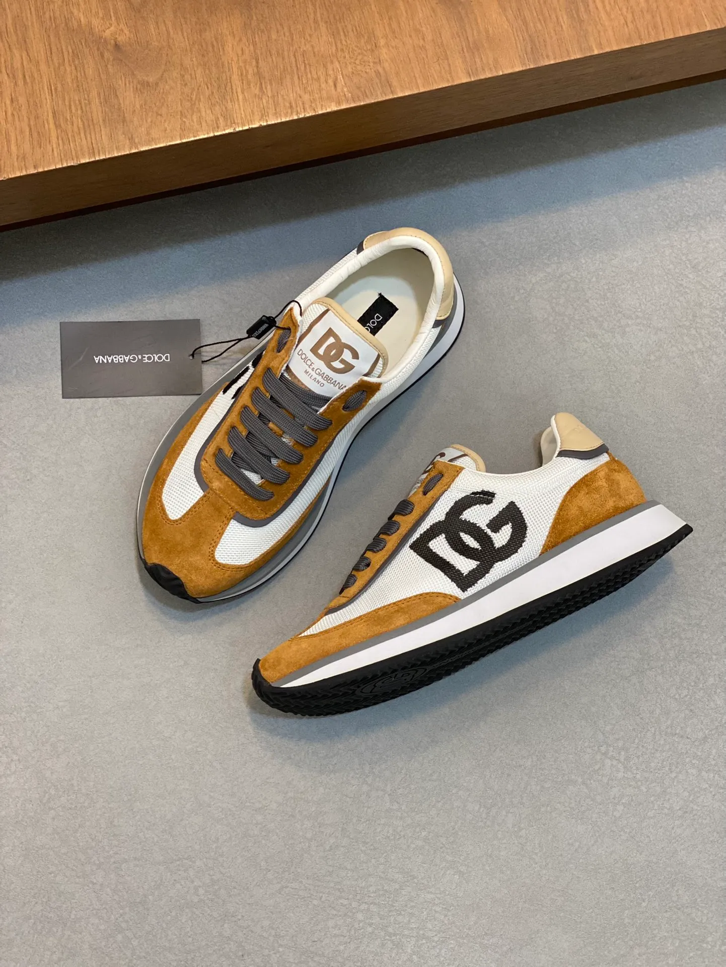 Men's Men's Shoes💰440【New Style】🐝🐝DG••New••Dolce&G*_dgDolce&G*_dgDolce & G*_dg 2024 Early Spring New Men's Lace-up Leather Casual Sports Shoes Made of imported suede cowhide spliced ​​with waterproof fabric, mixed and matched color design, a fashionable and energetic sports shoe that easily meets the needs of modern dressing and highlights the contemporary lifestyle style. The foot is fully lined with cowhide for greater comfort. The tongue and heel are decorated with logos. It is equipped with a rubber outsole. The heel and toe are wrapped to further protect our feet. It is a model worth buying! Size: 39-44 (customized at 38.45)